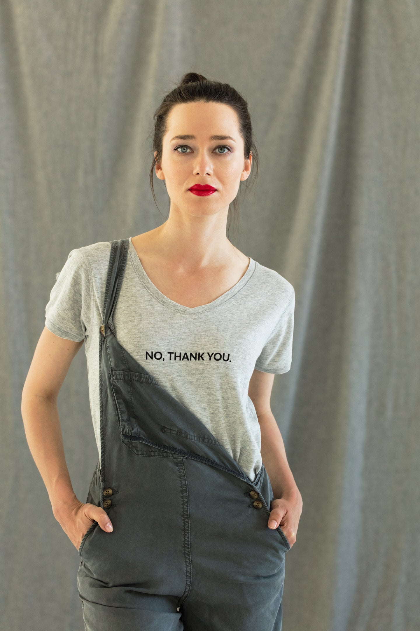 woman wears a high-quality inspirational t-shirt grey saying: NO THANK YOU